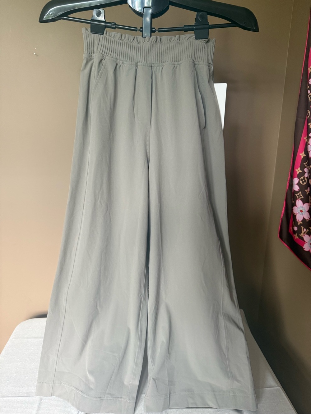 Lululemon Woven Ruffle Waist Wide Leg Cropped Pants- NWT - Picture 1 of 6